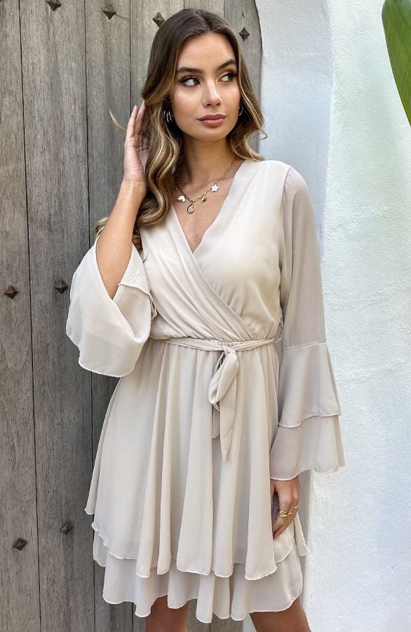 V-Hals Ruffle Jurk Dewy Beige – shoparchief
