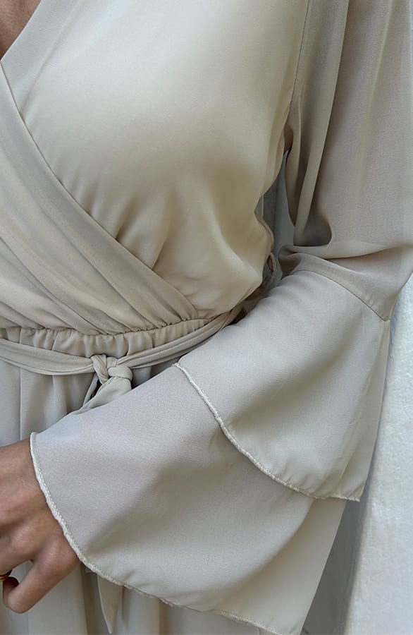 V-Hals Ruffle Jurk Dewy Beige – shoparchief — foto 5