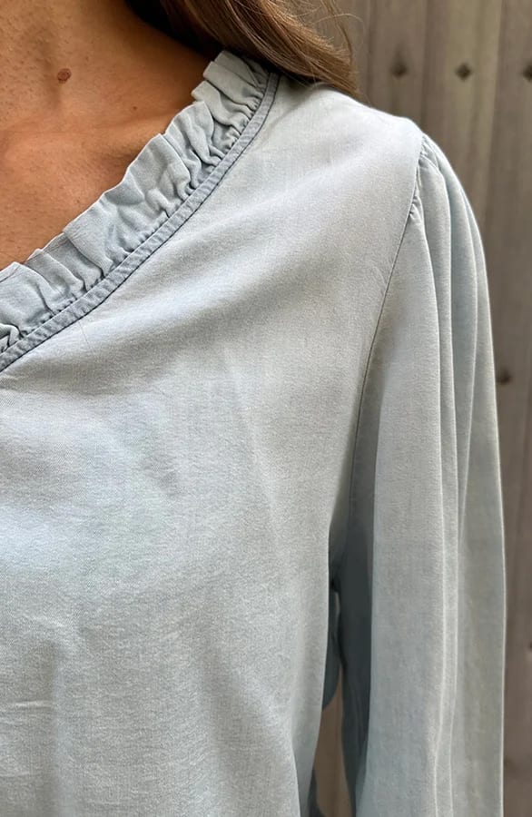 Ruffle Blouse Sheila Denim Light Blue – shoparchief — foto 6