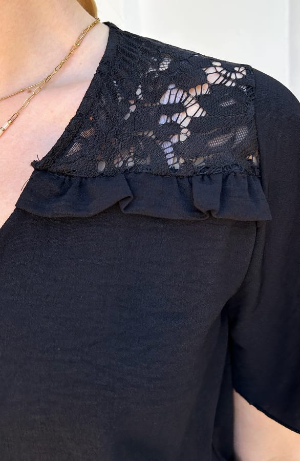 Elegant Ruffle Lace Top Sanne Zwart – shoparchief — foto 7
