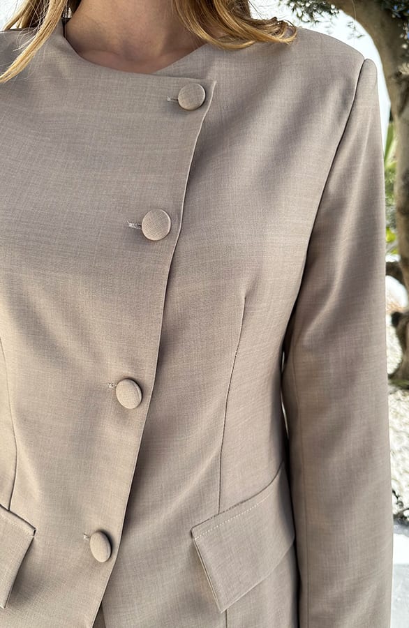 Taille Muse Blazer Met Knopen Beige – shoparchief — foto 4
