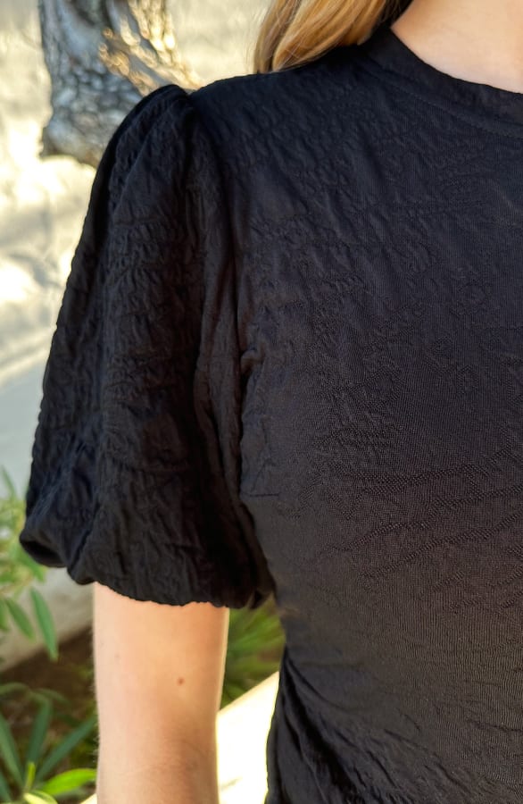 Textured Jurk Met Pofmouwen Zwart – alle jurkjes — foto 4