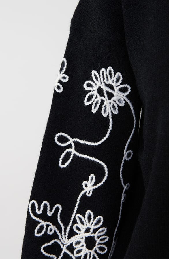 Geborduurde Bloemen Mouwen Trui Zwart – shoparchief — foto 2