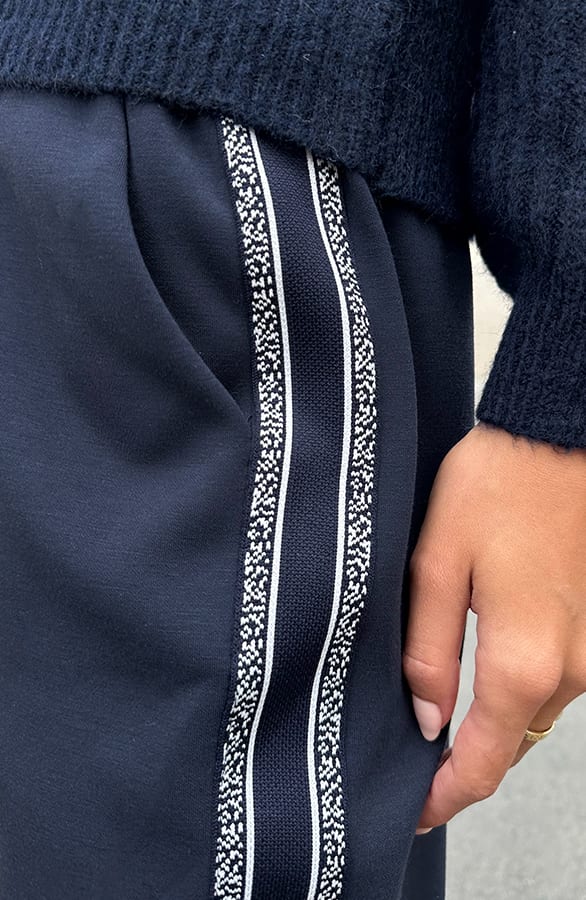 Stretch Straight Broek Met Bies Navy – broeken — foto 5