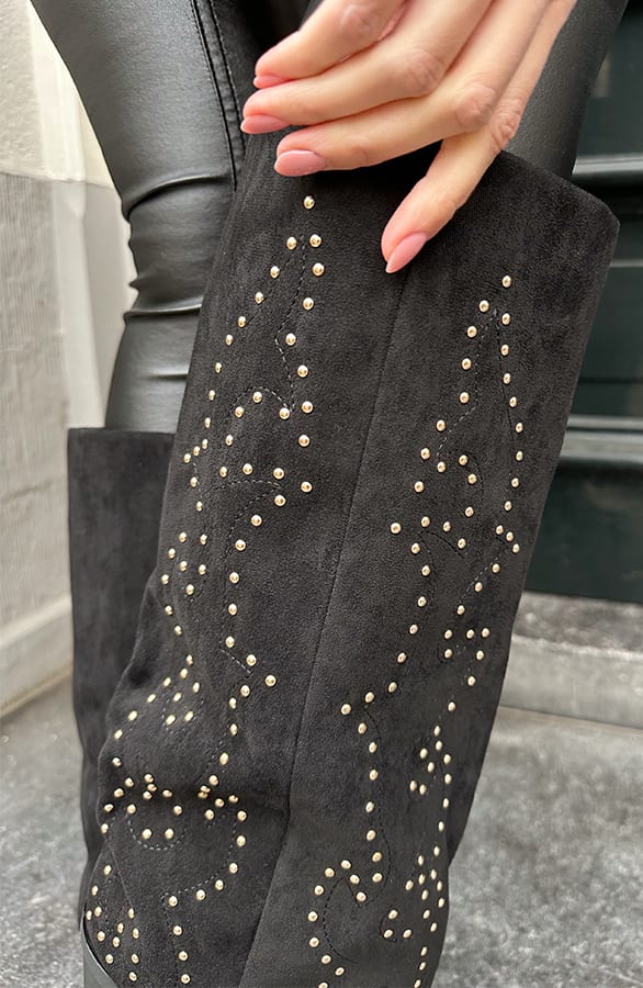 Hoge Suede Laarzen Met Gouden Studs Zwart – schoenen — foto 2