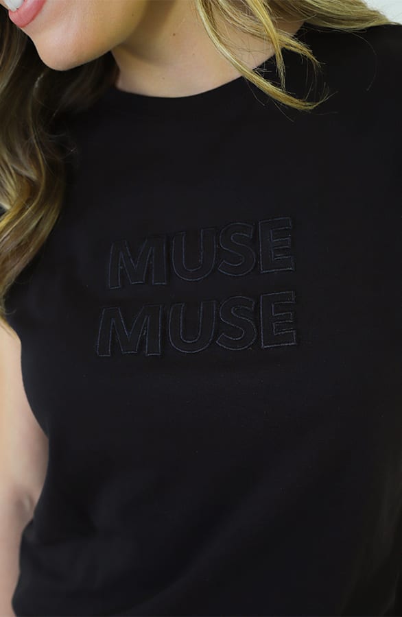 Muse Embroidery Tee Zwart – shirts & tops — foto 10