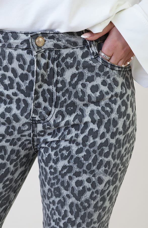 Wide Leg Jeans Dez Leopard Grey — foto 6