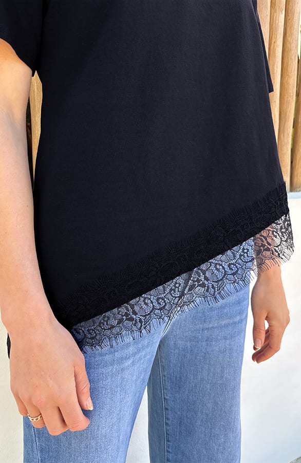 Asymmetric Lace Border T-Shirt Zwart – shirts & tops — foto 4