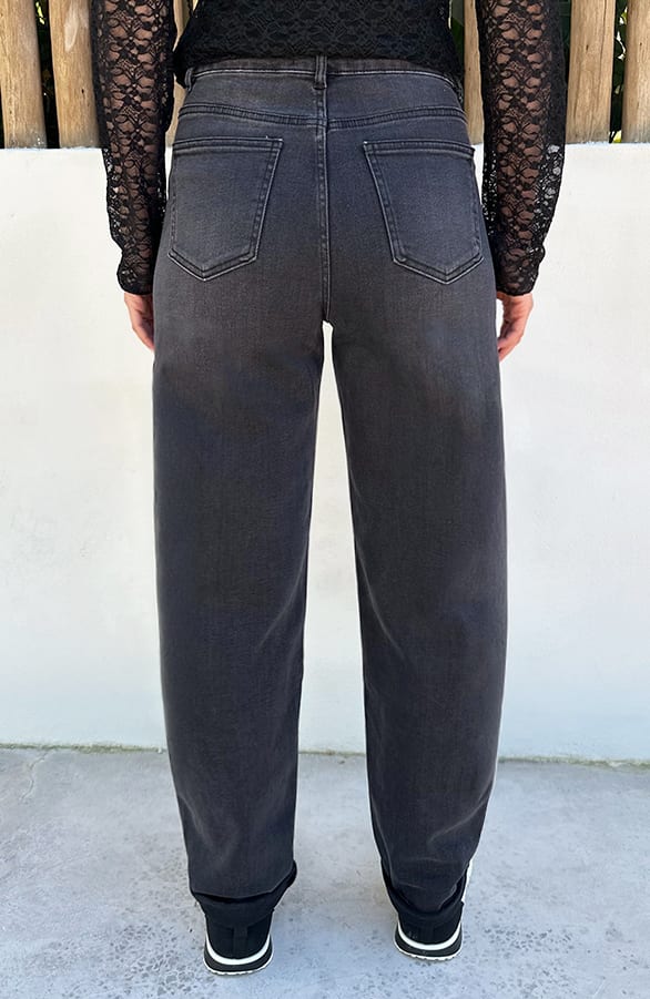Mid Rise Barrel Jeans Washed Black — foto 3