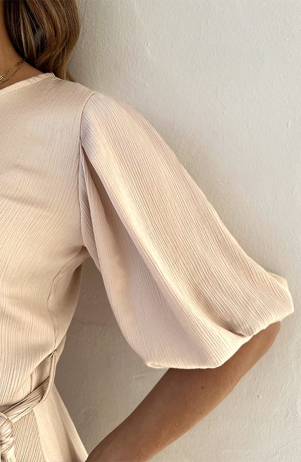 Satijnen Laagjes Jurk Beige – alle jurkjes — foto 6