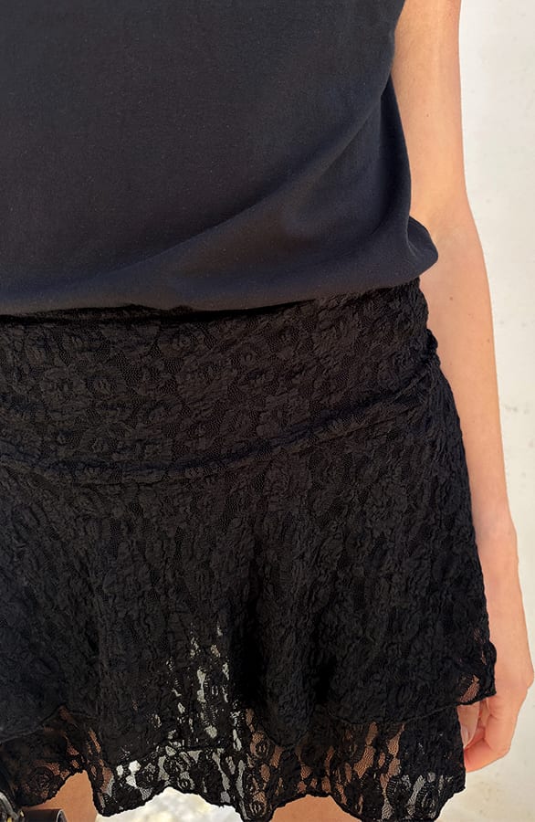 Smocked Ruffle Skort Zwart – shorts — foto 4