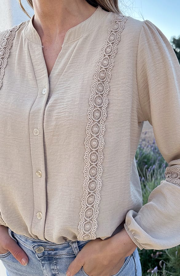 Minimal Lace Blouse Beige – kleding — foto 4