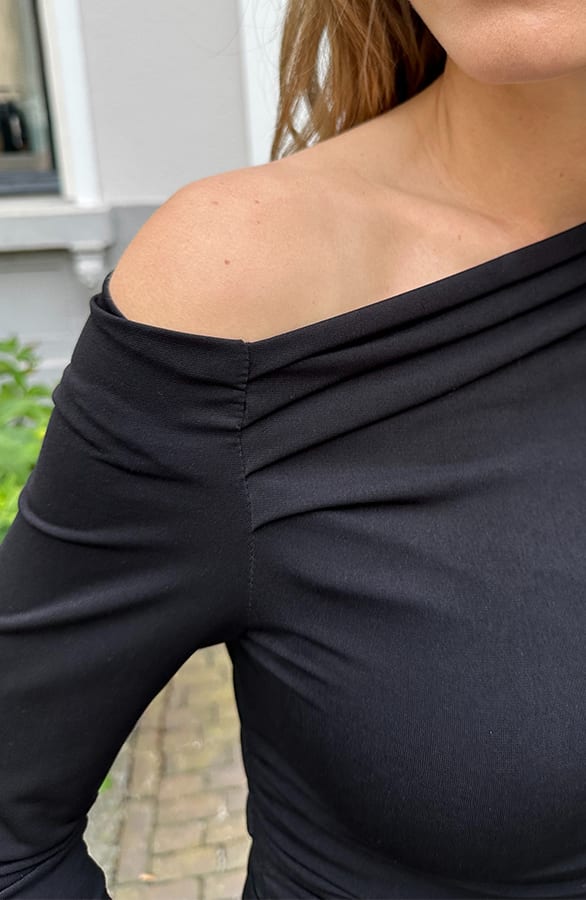 Draped Offshoulder Top Zwart – shirts & tops — foto 4
