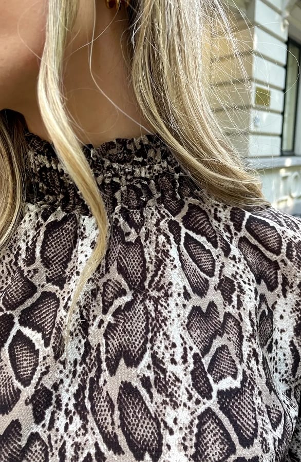 Col Blouse Met Slangenprint Philley Beige – kleding — foto 6
