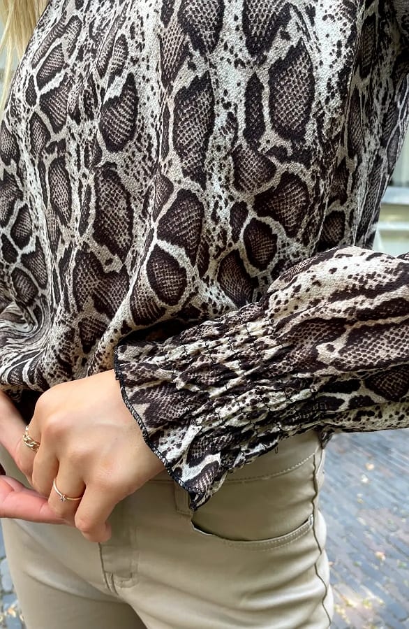 Col Blouse Met Slangenprint Philley Beige – kleding — foto 7