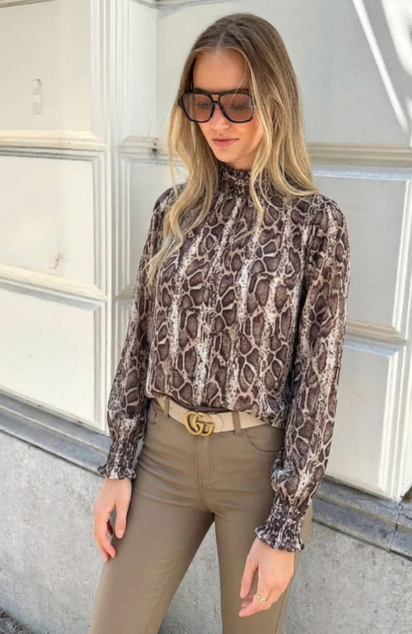 Col Blouse Met Slangenprint Philley Beige – kleding — foto 3