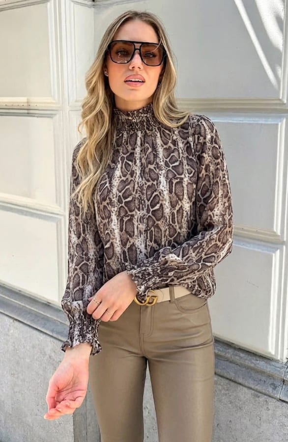 Col Blouse Met Slangenprint Philley Beige – kleding — foto 5