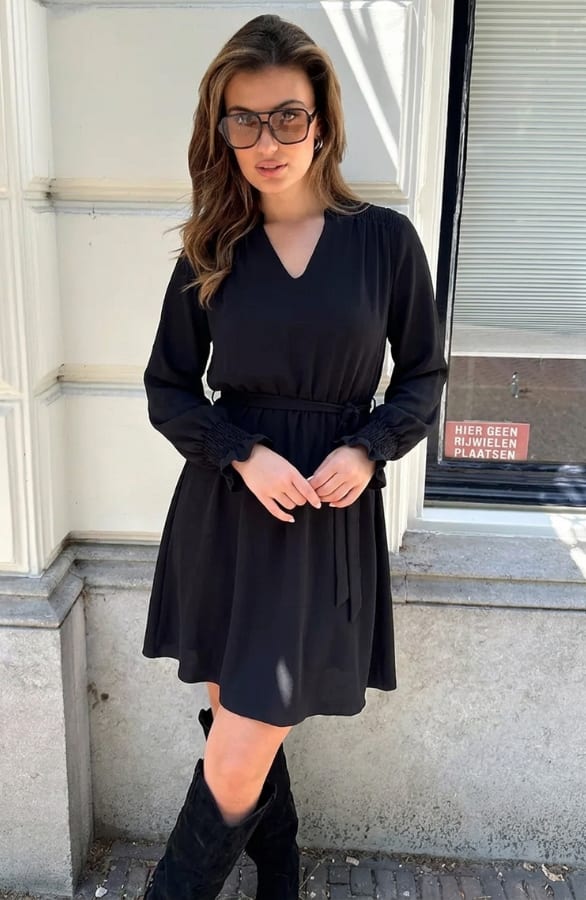 Smocked Shoulder Dress Zwart – alle jurkjes — foto 5