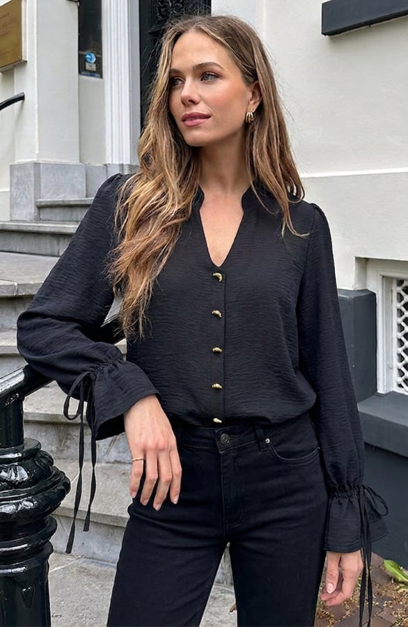 Croissant Button Ruffle Blouse Black – dameskleding, foto 6